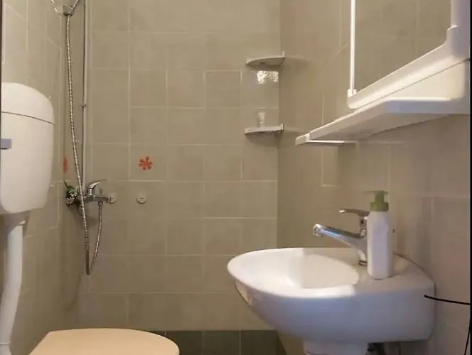 Orange Adamantas (Milos)